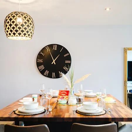 Bradford Premium Serviced Accommodation - Perfect For Contractors & Families I Free Parking I Fast Wifi Apartment Bradford (West Yorkshire)