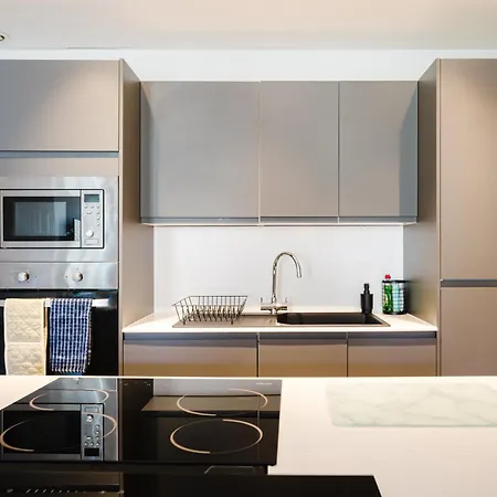 Bradford Premium Serviced Accommodation - Perfect For Contractors & Families I Free Parking I Fast Wifi Apartment