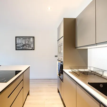 Bradford Premium Serviced Accommodation - Perfect For Contractors & Families I Free Parking I Fast Wifi *
