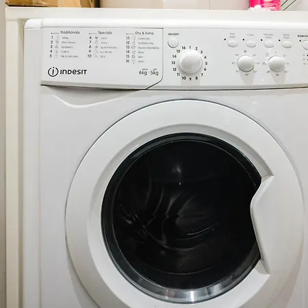 Bradford Premium Serviced Accommodation - Perfect For Contractors & Families I Free Parking I Fast Wifi Apartment *