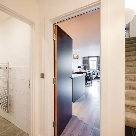 Bradford Premium Serviced Accommodation - Perfect For Contractors & Families I Free Parking I Fast Wifi Apartment *