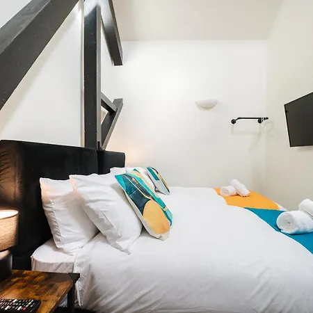 Bradford Premium Serviced Accommodation - Perfect For Contractors & Families I Free Parking I Fast Wifi *