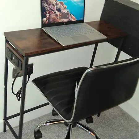 Bradford Premium Serviced Accommodation - Perfect For Contractors & Families I Free Parking I Fast Wifi Apartment *