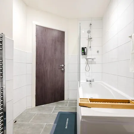 Bradford Premium Serviced Accommodation - Perfect For Contractors & Families I Free Parking I Fast Wifi Apartment